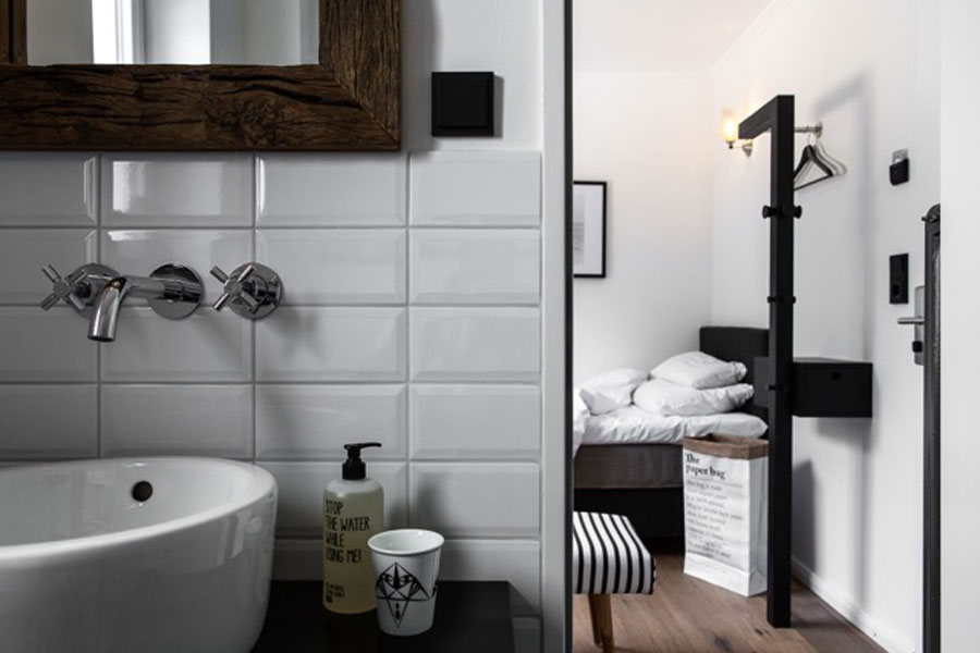 Badezimmer und Schlafbereich des Hotel „Das Kubatzki“