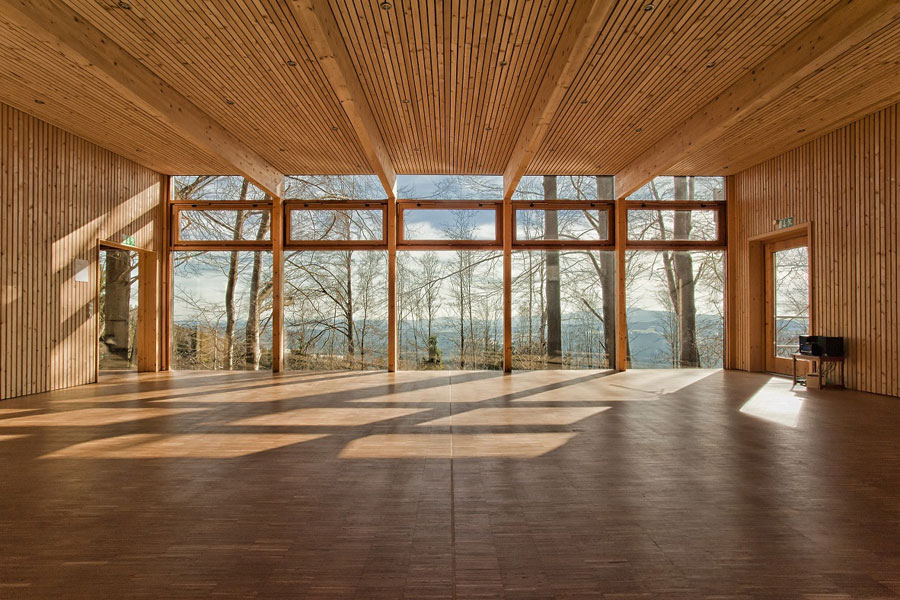 Yoga-Raum der „GutsAlm Harlachberg“ mit Aussicht auf Natur und Umgebung