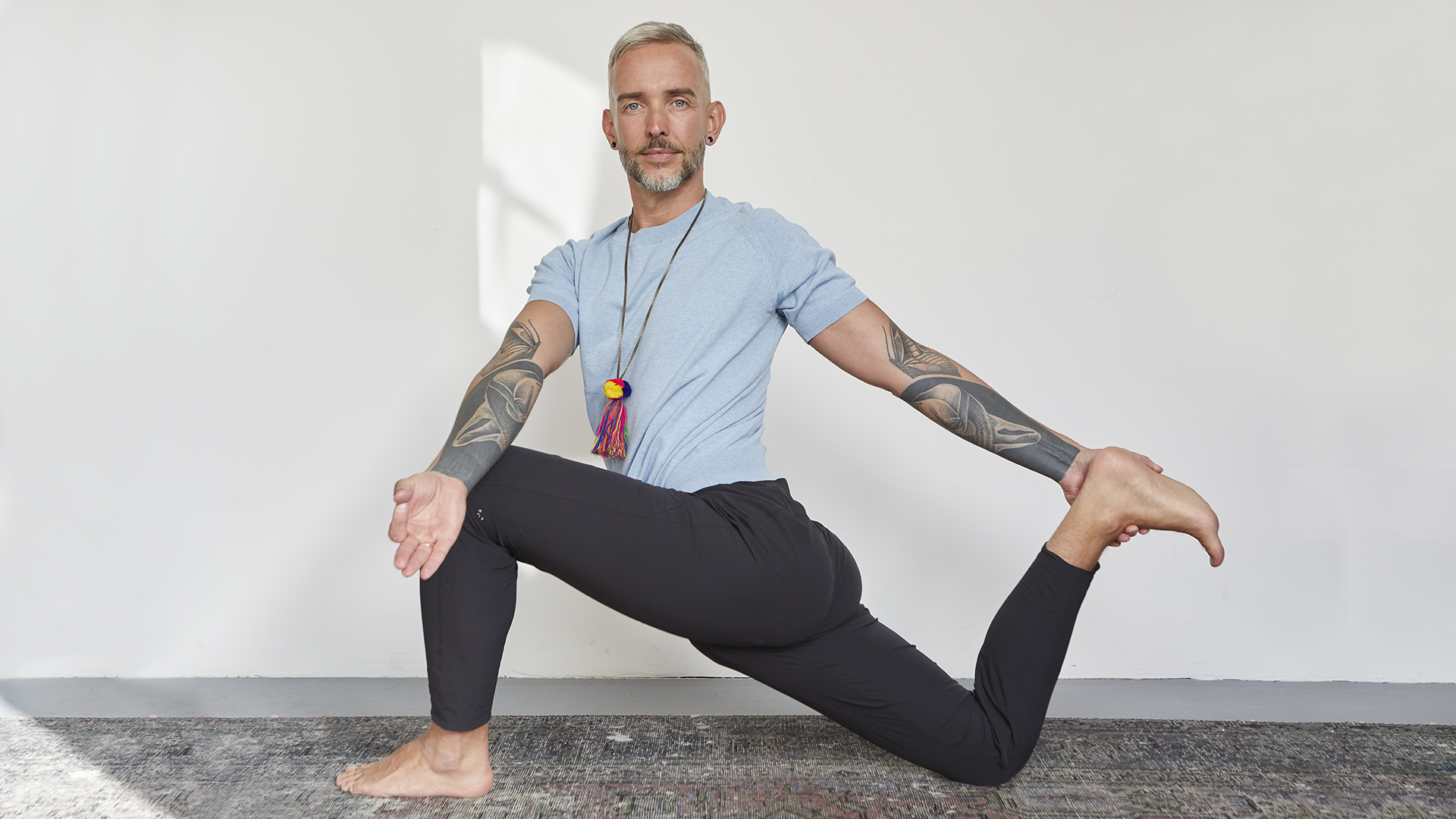 Joachim Koch macht einen Ausfallschritt mit gebundenem Bein.