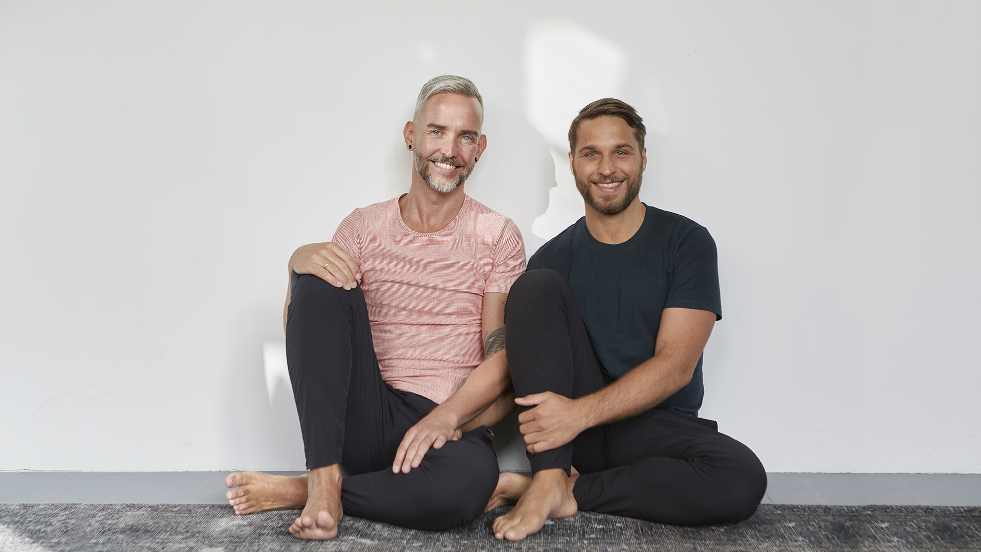 Die beiden Yogalehrer Joachim Koch und Mate Granic von YANG YOGA.