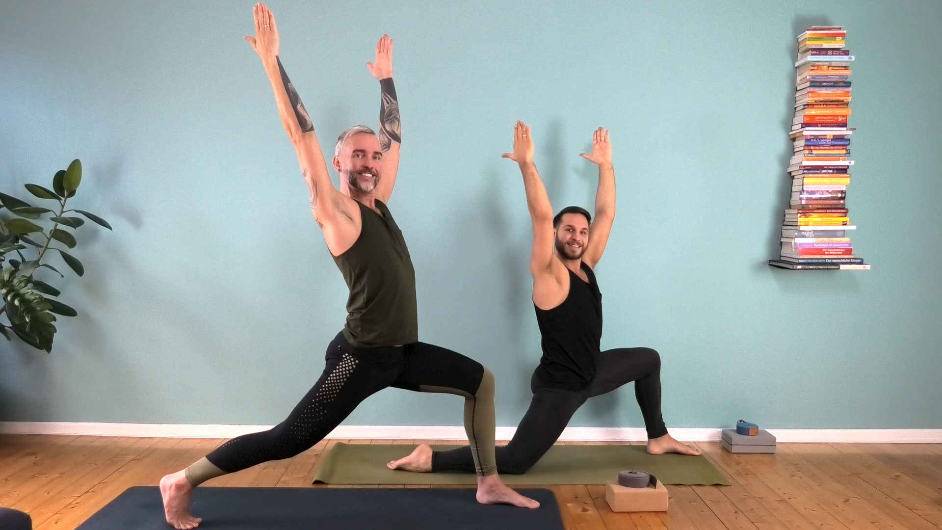Joachim Koch und Mate Granic bei einer Online-Yogaklasse.
