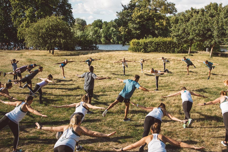 Teilnehmer:innen eines Business-Yoga-Kurses mit Joachim Koch mitten in der Natur.