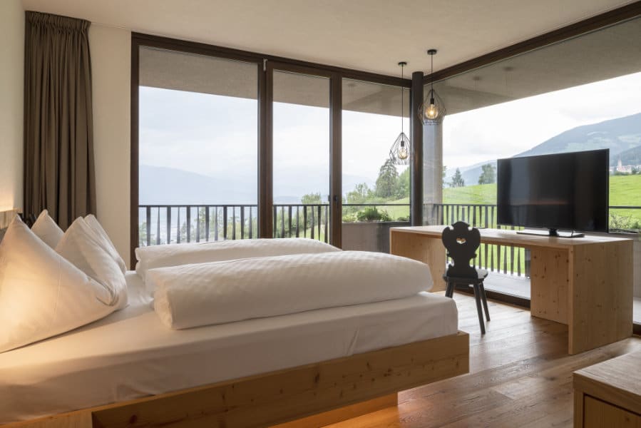 Doppelzimmer im „Hotel Fischer“ mit Blick auf die Landschaft