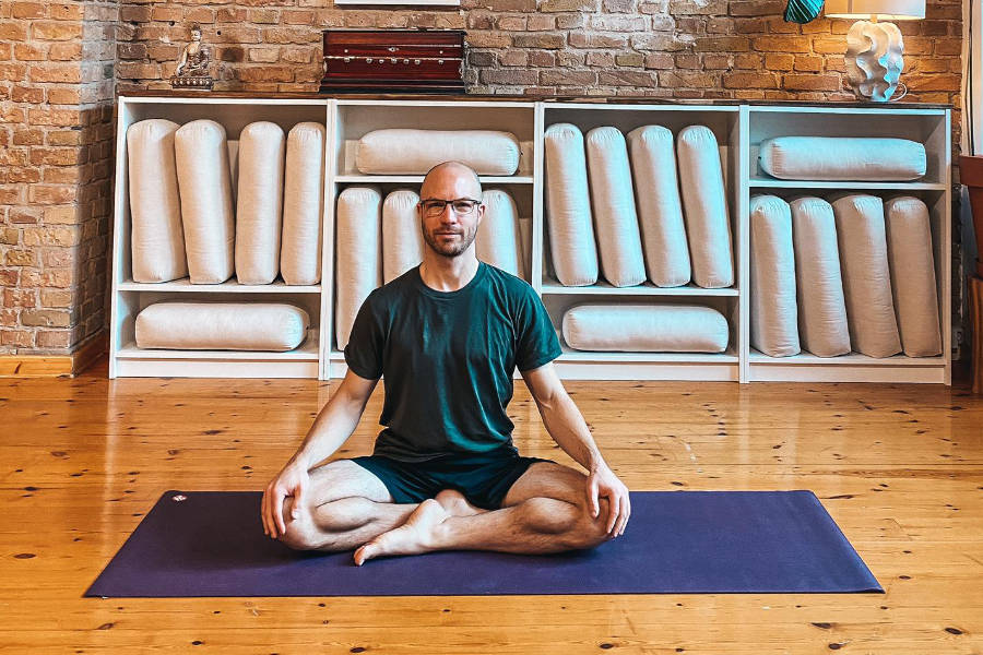 Yogalehrer Nando Eiden im Lotussitz