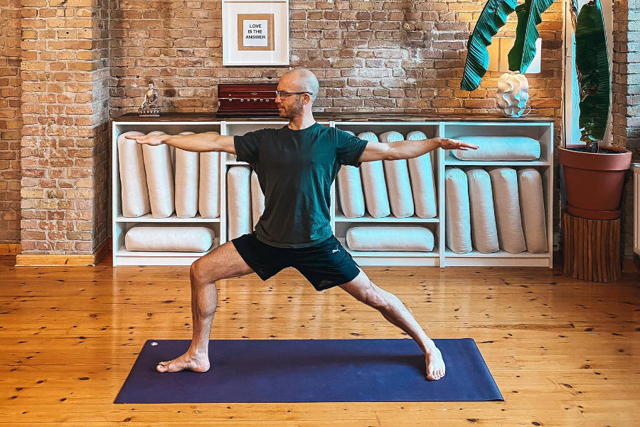 Yogalehrer Nando Eiden macht eine Yoga-Haltung (Asana).